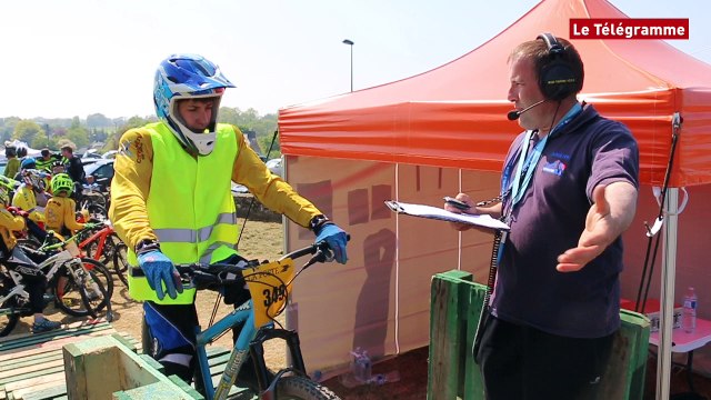 Moncontour (22).Les ruelles transformées en terrain de jeu pour VTT