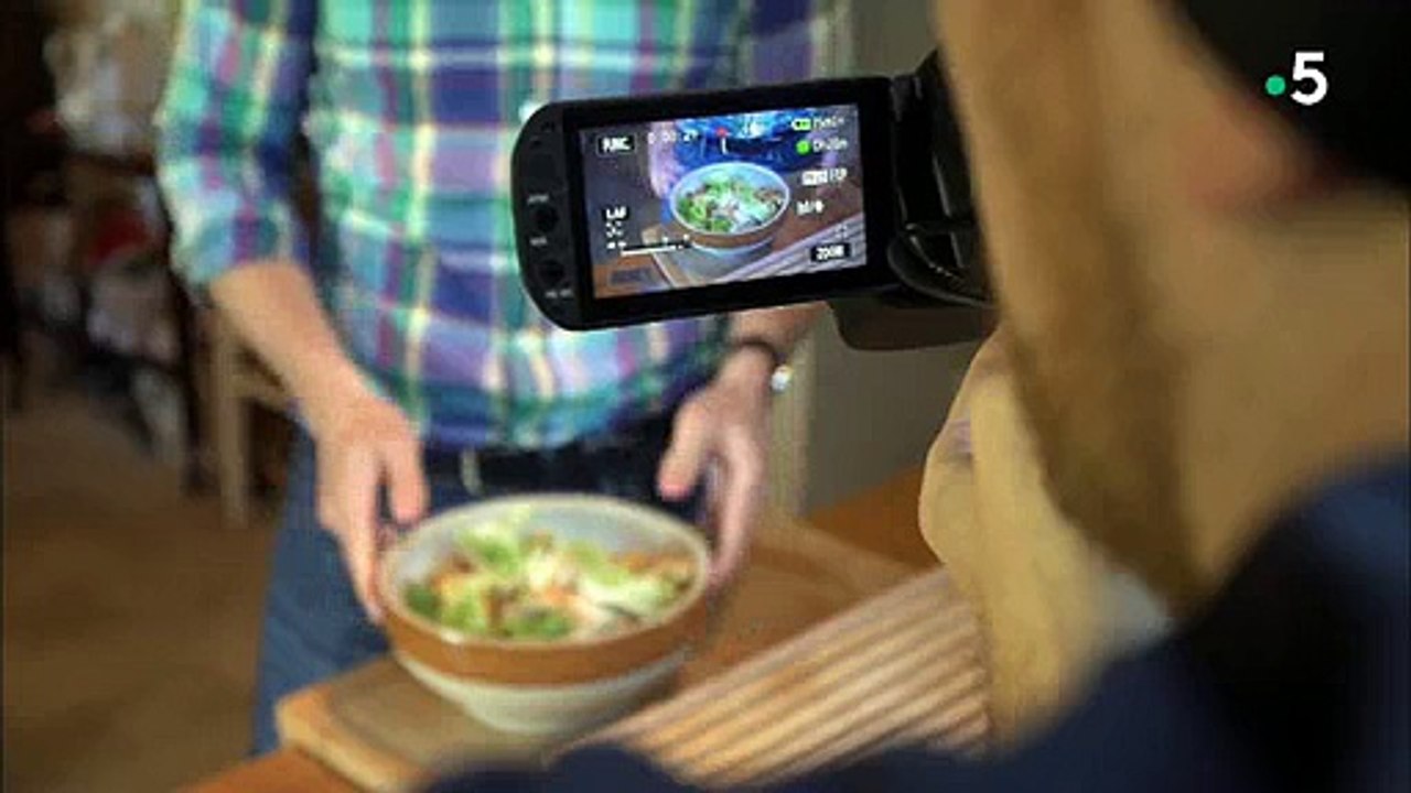 Un homme quitte son travail dans la banque pour se lancer dans le business des poules pondeuses ! Regardez