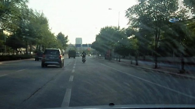 Motosiklet sürücüsünün trafikteki tehlikeli şovu kamerada