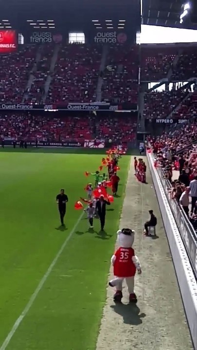 Tour d'honneur pour notre PLEMAX au Roazhon Park avec nos petites féminines ! ⚽️ #FCPM
