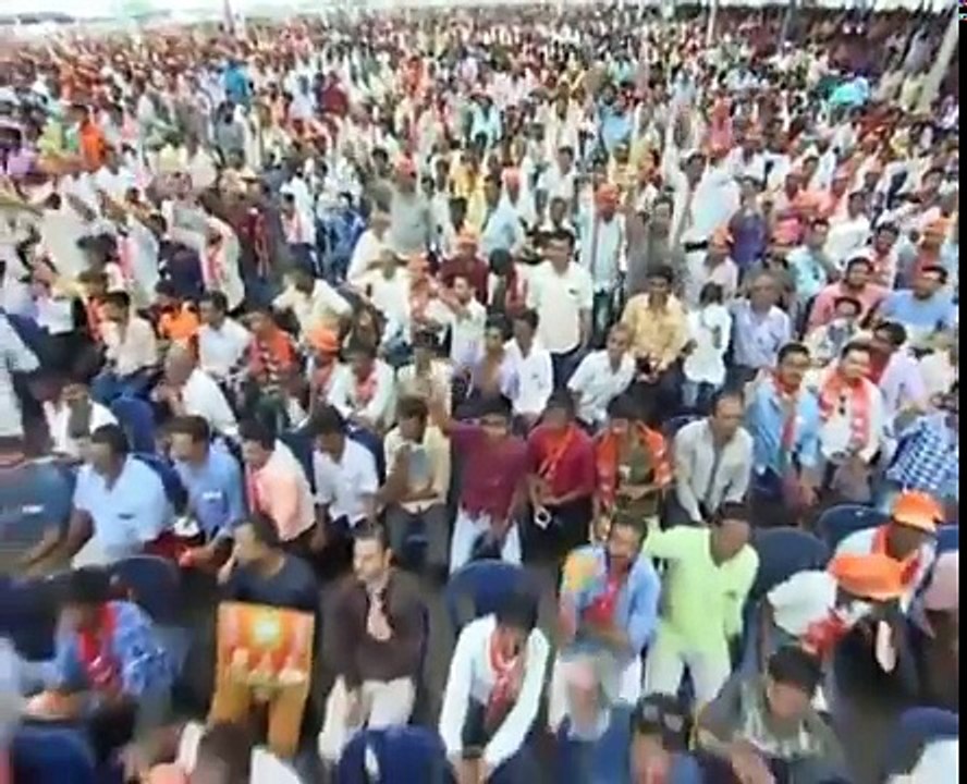 Narendra Modi overwhelmed by Huge Crowd, when they stops Interpreter to speak in Raichur, Karnataka.