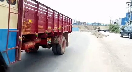 சென்னையில் கணவருடன் பைக்கில் சென்ற பெண்ணிடம் நகை பறிக்க முயன்ற கொள்ளையன்-வீடியோ