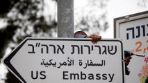 Wegweiser zur neuen US-Botschaft in Jerusalem montiert