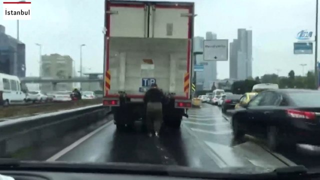 İple TIR'ı Durdurmaya Çalışan Adam, Şoföre Vurup Kaçtı