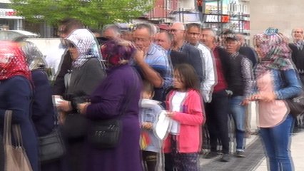 Yağmur ziyafete engel olmadı