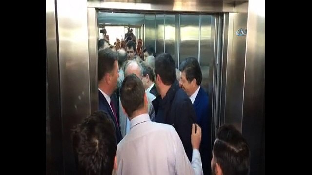 Cumhuriyet Halk Partisi´nin Cumhurbaşkanı adayı Muharrem İnce, CHP Genel merkezine geldi. CHP Genel Başkanı Kılıçdaroğlu ile görüşecek olan İnce´nin geldiği CHP Genel Merkezi´nde asansör krizi yaşandı.