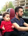 Le pire père du monde qui s’amuse à faire de grosses accélérations avec son bébé sans ceinture à bord