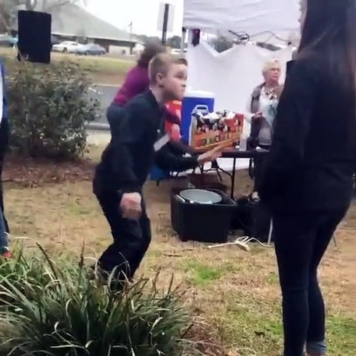 Un garçon donne tout ce qu’il peut pour impressionner une fille pendant une fête