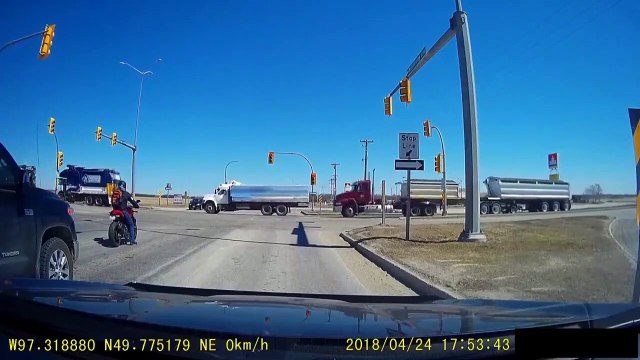 Un chauffeur de camion grille un feu rouge et se fait percuter par une moto