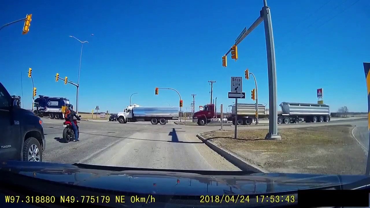 Un chauffeur de camion grille un feu rouge et se fait percuter par une moto