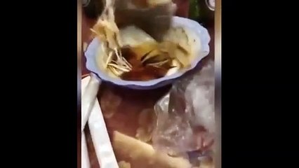 Un poisson cuit saute d’une assiette d’un client dans un restaurant en Chine