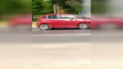 Alev alan otomobili itfaiye ekipleri söndürdü