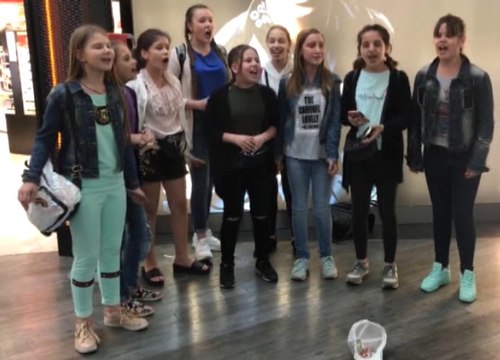 Ukraynalı Öğrenciler Paraları Kalmayınca Çareyi Şarkı Söylemekte Buldular