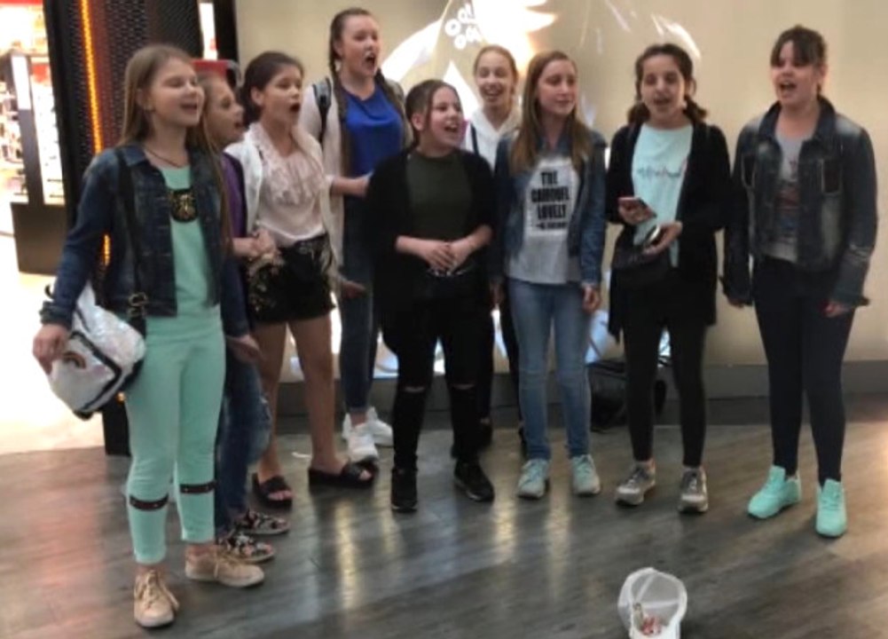 Ukraynalı Öğrenciler Paraları Kalmayınca Çareyi Şarkı Söylemekte Buldular