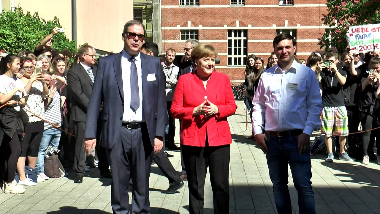 Merkel spricht mit Berliner Schülern über Europa