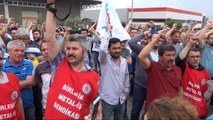 İşten çıkarılan arkadaşlarına destek olmak için akın ettiler