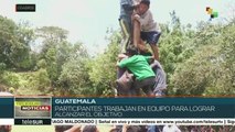 Conservan guatemaltecos tradición del juego Palo encebado
