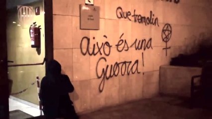 Arran muestra su peculiar forma de protestar contra los juzgados