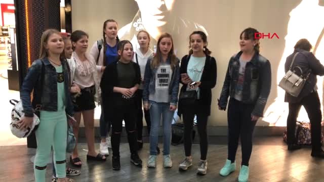 Ukraynalı Öğrenciler Paraları Kalmayınca Çareyi Şarkı Söylemekte Buldular