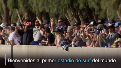 Surfear en una piscina de olas