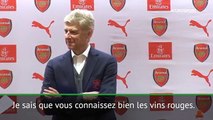 Arsène Wenger reçoit un cadeau des journalistes pour son dernier match à domicile