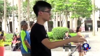 香港学生街头表演“六四报哀音”