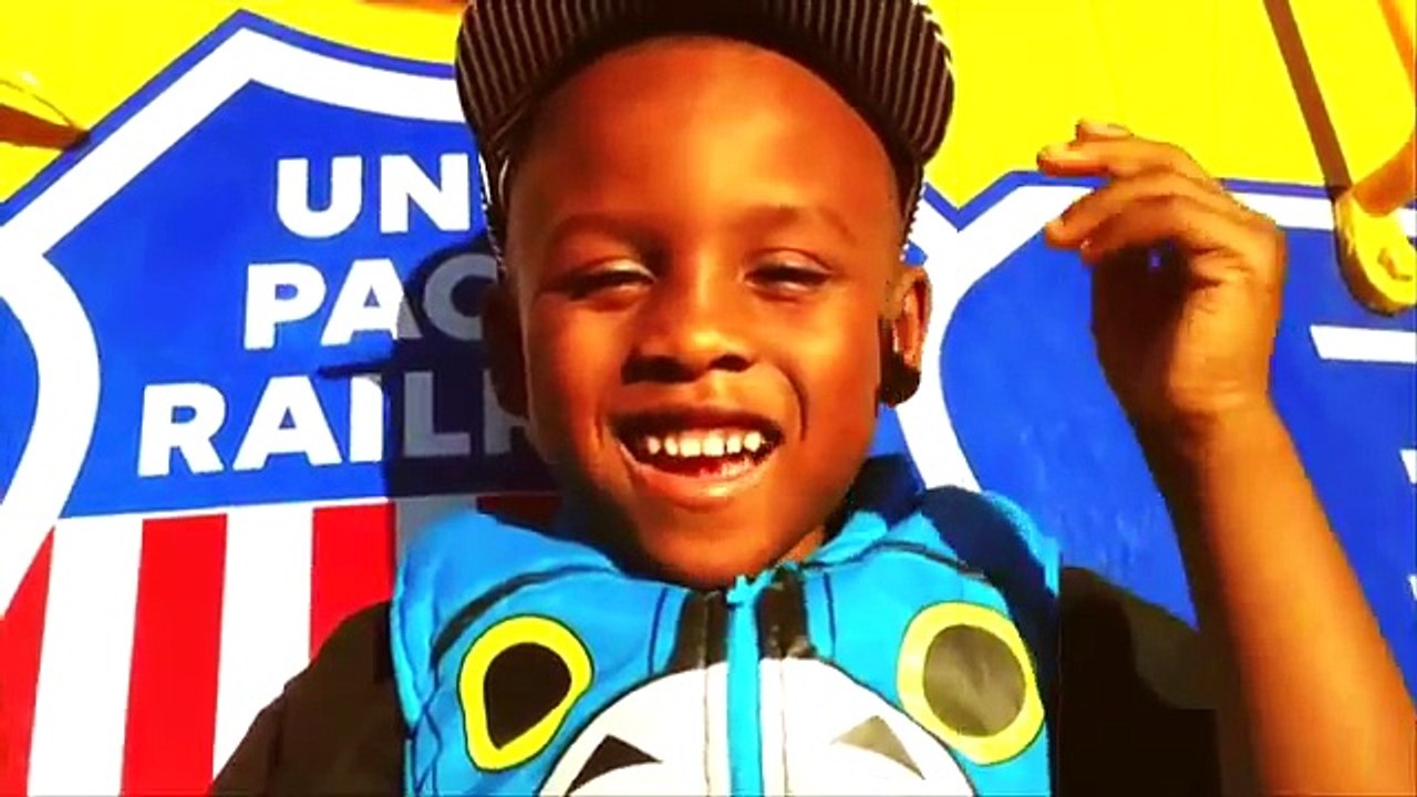 INCREDIBLE HULK Civil War Surprise EGG HUNT! Kid Avengers Surprise Egg Candy Scavenger Hunt ItsJfunk