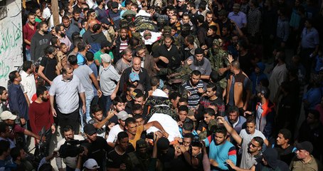 perarakan mayat enam orang anggota Brigade Izz el-Deen al-Qassam, sayap bersenjata pergerakan Hamas, yang telah mati syahid