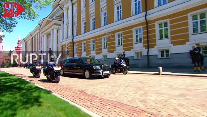 Tổng thống Nga Vladimir Putin, ngồi xe limousine Cortege đến điện Kremlin