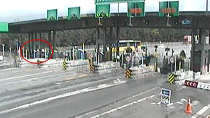 İki inatçı sürücü otoyol gişesine sıkıştı...O anlar kamerada