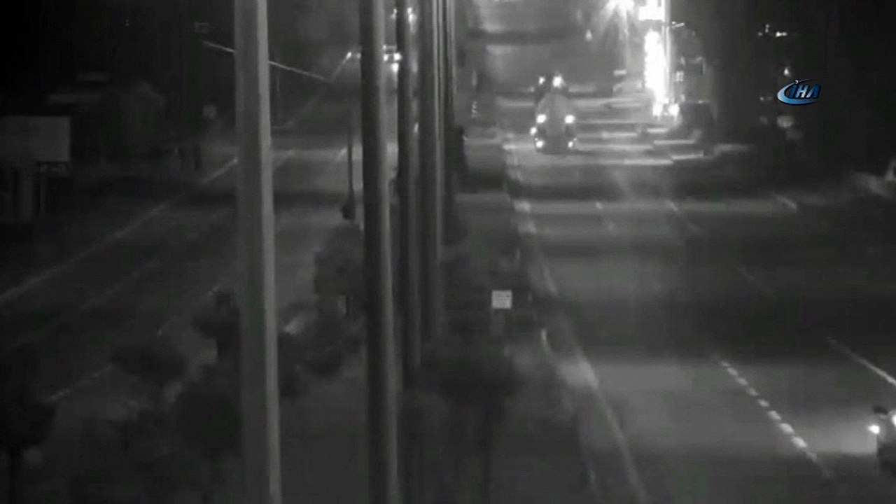 Maket polis otosundan kaçtı, ters şeritte böyle kaçtı