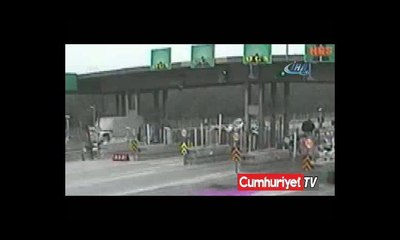 İki inatçı sürücü otoyol gişesine sıkıştı, o anlar kamerada