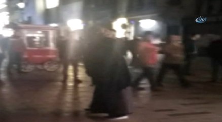 İstiklal Caddesi'nde Dilenci Kadınlar "Erik Dalı" Eşliğinde Göbek Atarak Kazançlarını Kutladı