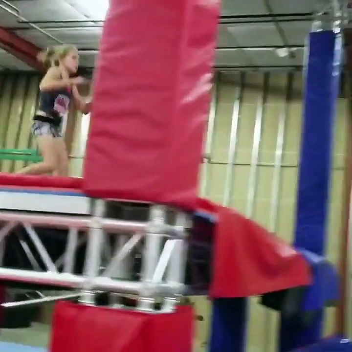 Le parkour dingue de cette jeune fille à Ninja...