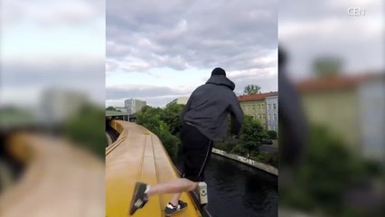 Il saute d'un train en marche dans une rivière à Berlin