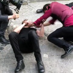 Kavga sahnesinin kamera arkası ortaya çıktı! Oyuncular gülme krizine girdiler!