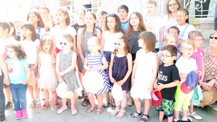 Les enfants de l'école de la Maix chantent la Marseillaise sur le perron de l'hôtel de ville de Remiremont, mardi 8 mai 2018