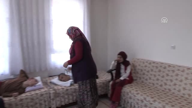 Evlada Adanan Ömürler - Engelli İkizlere Gözü Gibi Bakıyor