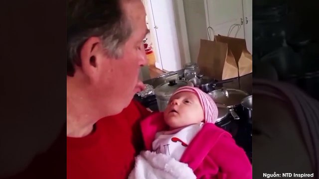 Tan chảy với những phản ứng ngộ nghĩnh của bé sơ sinh khi lần đầu tiên gặp bố mẹ