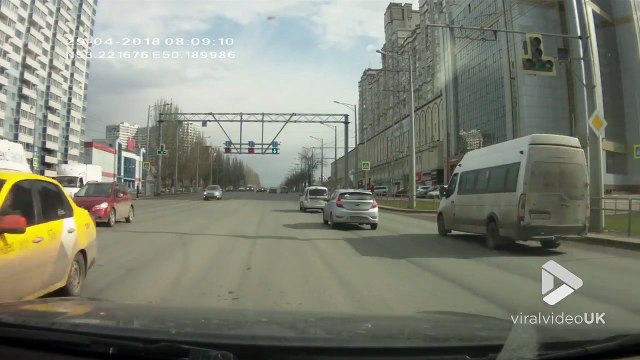 WC de chantier : la cabine tombe d'un camion sur l'autoroute !