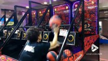 Grand-mère bat tous les records de Basket en jeu d'arcade !