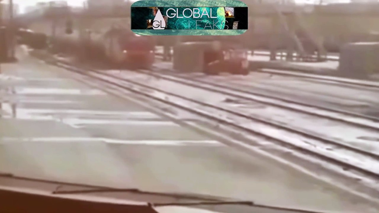 Laisse pas trainer ton tracteur sur les rails du train...