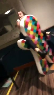 Cette fille n'arrête pas de tomber.. même de force !