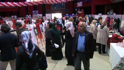 61 yaşında okuryazar olan yaşlı kadının ilk işi asker oğluna mektup yazmak oldu