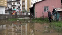 Sağanak dolayısıyla bazı binaların bodrum katındaki evleri su bastı - BİNGÖL