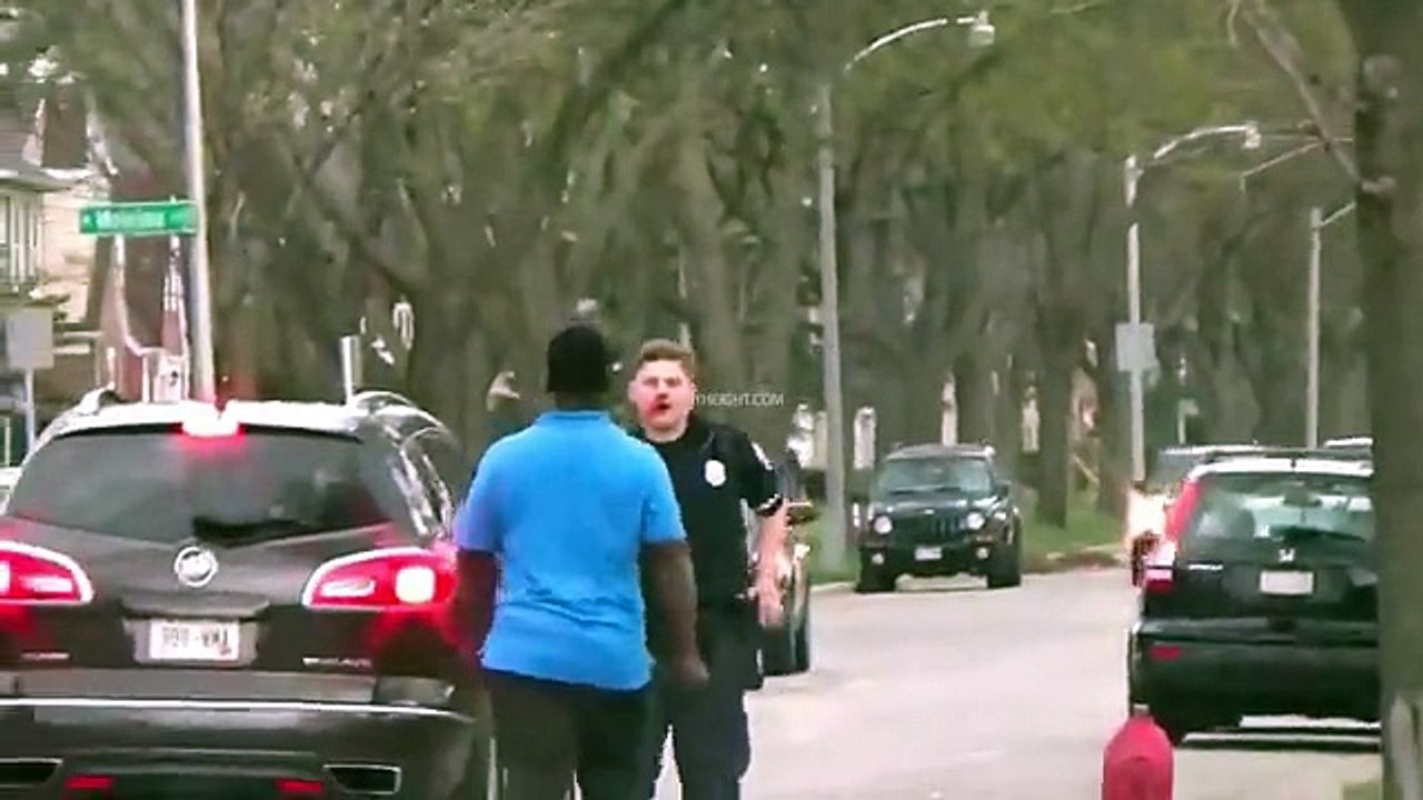One man fights multiple police officers at same time