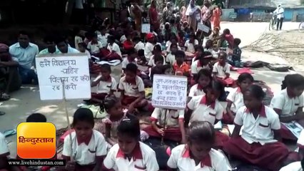 सड़क के बीचों-बीच चिलचिलाती धूप में बच्चों ने की पढ़ाई