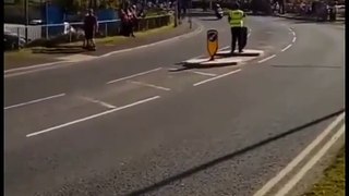 Cette voiture manque d'écraser un policier sur le tour Cycliste du Yorkshire (720p)