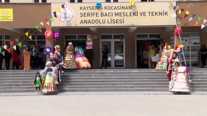 Patlamış balon, muffin kalıbından elbise defilesi - KAYSERİ