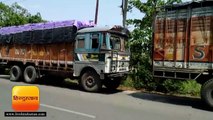 कुशीनगर के अर्जुनहा में हादसे का सबब बने खाद्यान्न लदे खड़े ट्रक